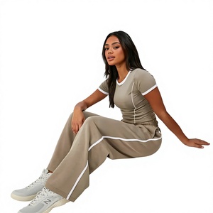 Conjunto Deportivo de Dos Piezas para Mujer, Corte Holgado con Franja Lateral, Pantalones Largos de Punto Sólido y Top de Manga Corta - Product Image 1