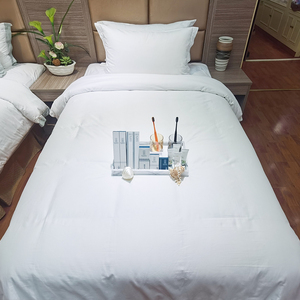 Ensemble <span class=keywords><strong>de</strong></span> literie <span class=keywords><strong>de</strong></span> luxe personnalisable avec logo brodé pour hôtel, comprenant couette et drap en satin blanc 100% coton, tailles et designs variés - Product Image 2