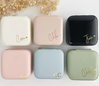 Boîte à bijoux de luxe en cuir PU avec logo personnalisé, fermeture éclair, forme carrée, bordure festonnée, poignée en ficelle et nœud en ruban pour bijoux