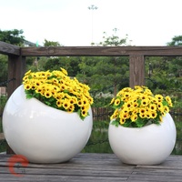 Pot de fleurs extérieur en fibre de verre haut de gamme, moderne et luxueux, personnalisable, durable, sculpté à la main, design boule de jardin, pour la maison