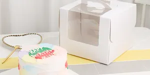 Çerezler kekler ve hamur işleri için özel baskılı Cupcake kutuları tek kullanımlık kaplar Kraft kek tepsileri tutucu