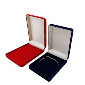 Boîte à collier rectangulaire haut de gamme XINYUAN, fermeture magnétique, coins arrondis, revêtement en velours fin, blanc doux - Product Image 1