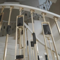 Rampe d'escalier incurvée de conception européenne Main courante moderne d'art de fer pour les escaliers intérieurs de villa