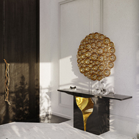 Table console contemporaine de luxe moderne, extérieur en placage de noyer et intérieur en laiton poli, inspirée des formations karstiques