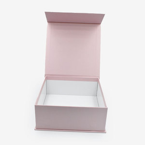 Cajas de Regalo Magnéticas Plegables Personalizadas en Negro y Rosa para Vino, con Laminado Mate y Grabado en Relieve, para Recuerdos de Boda - Product Image 3