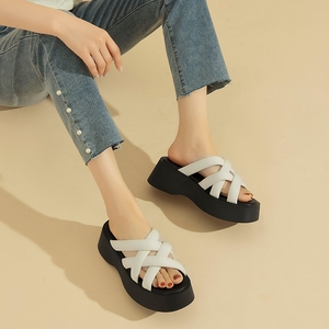 Sandales pour femmes à plateforme respirantes antidérapantes confortables OEM ODM épaisses vendues en gros pour l'<span class=keywords><strong>été</strong></span> <span class=keywords><strong>2022</strong></span> - Product Image 2