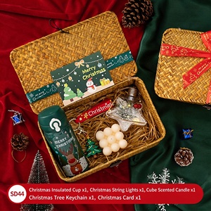 Caja de Regalo Navideña Festiva con Vela Aromática, Guirnalda de Luces Decorativa y Tarjeta de Navidad para Fiestas Navideñas y Regalos Festivos - Product Image 1