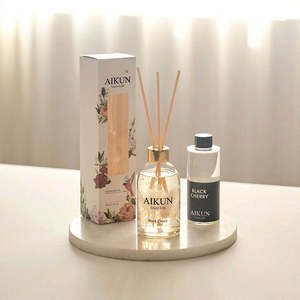 Diffuseur de parfum en verre rond transparent Aikun Black Cherry 200 ml avec flacon de recharge, bâtonnets beige clair, boîte cadeau florale pour salon - Product Image 1