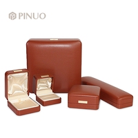 Boîte à bijoux en cuir PU de qualité supérieure Marron avec des coins arrondis Logo personnalisé pour bagues Colliers Bracelets Emballage cadeau de luxe Boîte