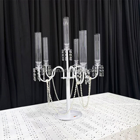 Grand chandelier blanc à 7 bras avec tubes en verre, cristaux et chaînes de perles, porte-bougie pour décoration de table de mariage ou d'événement