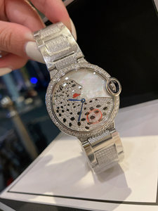 นาฬิกาข้อมือผู้หญิงหรูหรา ประดับเพชรเต็มหน้าปัด ลายเสือดาว สายโลหะสีเงิน พร้อมมงกุฎลายเซ็น ดีไซน์สง่างาม เหมาะสำหรับใส่กับชุดเดรส - Product Image 3