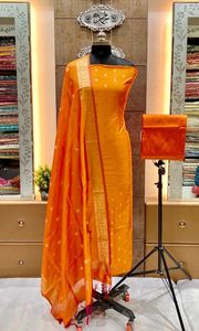 Costume en soie Banarasi Katan élégant pour femmes, non cousu, ensemble Kurti 3 pièces, robe traditionnelle indienne pour les fêtes, les festivals, les mariages - Product Image 3