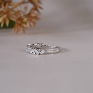 แหวนเพชรทองคำขาวบนมือผู้หญิง ดีไซน์ซิกแซกที่หรูหรา ทันสมัย เครื่องประดับชั้นดี ของขวัญวันครบรอบแต่งงาน ภาพถ่ายระยะใกล้ - Product Image 6