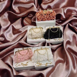 Bolso de cadena de moda, versátil, elegante, con diseño de flor de rosa, bolso de mano popular entre las celebridades de internet, bolso de noche para mujer, de poliéster. - Product Image 3