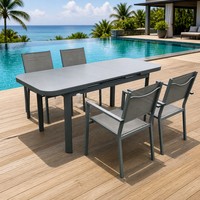 Table à manger extensible moderne pour l'extérieur avec structure en aluminium et plateau en verre pour patio et villa