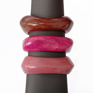 حامل عرض أكريليك بالجملة من UJBOX للمجوهرات الراقية، تصميم فني رخامي عريض لعرض الأساور، ديكور متجر جذاب، الحد الأدنى للطلب منخفض - Product Image 6