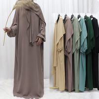 2024 Vente en Gros Nouveau Style Abaya Élégante Dubaï Modeste Jilbab pour Femmes Musulmanes Robe Longue Couleur Unie Tendance avec Hijab
