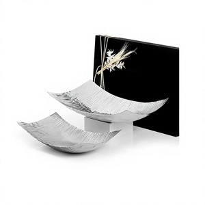 Ensemble de 2 bols décoratifs en aluminium au design classique, taille et forme personnalisées, pour servir des chocolats, en vente - Product Image 1