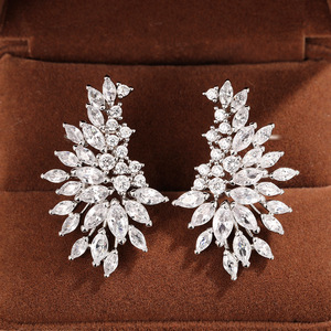 Orecchini a lobo con ali d'angelo per donna, gioielli scintillanti alla moda - Product Image 6