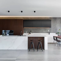 Armoires de cuisine de luxe en marbre noir et or avec design d'îlot personnalisé