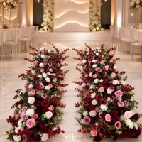 Chemin de table fleuri artificiel personnalisé et coloré pour la décoration des allées et des tables de mariage