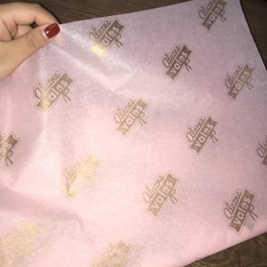 Giấy Gói Quà Giấy Màu Hồng In Logo Màu Vàng Bóng Nhà Sản Xuất Trung Quốc Giá Rẻ - Product Image 2