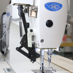 Machine à coudre à double point de surjet HK-8452-D3, entraînement direct, adaptée pour coudre des tissus fins et moyens - Product Image 4