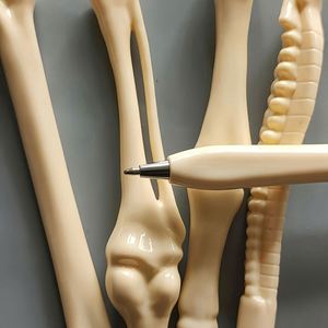 Bolígrafo Creativo con Forma de Esqueleto Humano Realista, Ancho de Escritura de 1.0 mm, Divertido Bolígrafo de Plástico con Forma de Hueso para Estudiantes, Regalo para el Regreso a Clases - Product Image 3
