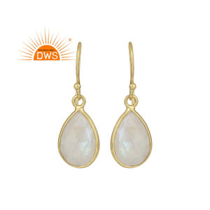 Pendientes de piedra lunar arcoíris en forma de pera, chapados en oro indio, con engaste de plata de diseñador, tipo gancho, fabricante de joyería - Product Image 1