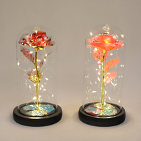 Ornement de rose créatif, cloche romantique avec guirlande lumineuse féerique, rose dans un dôme