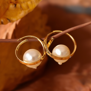 Pendientes de Perlas Chapados en Oro, Acero Inoxidable 316L, Diseño de Aro Resistente y Sostenible - Product Image 3