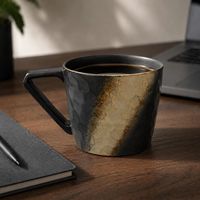Tasse en porcelaine à glaçure réactive 475 ml grande capacité texture martelée noir et or logo personnalisé faite à la main compatible lave-vaisselle et micro-ondes