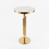 Table d'appoint ronde haute moderne à rainures verticales, avec plateau en verre et pied unique en acier inoxydable, idéale pour les mariages et salons.