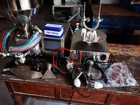 Nouvelle machine semi-automatique électrique professionnelle compacte en acier inoxydable 304 de grande capacité pour le glaçage de biscuits, de pâtisseries et de cupcakes