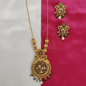 Ensemble de pendentifs Kemp en bijouterie antique de qualité supérieure, poli or brillant, pour les fêtes, les mariages et les événements spéciaux - Product Image 1