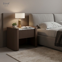 Table de chevet moderne avec plateau en marbre, design à rainures verticales, table de nuit minimaliste pour chambre à coucher, hôtel ou décoration de maison de luxe