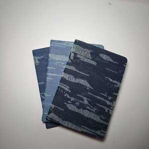 Carnet A5 promotionnel en tissu rayé indigo avec fermeture élastique et logo personnalisé pour cadeau - Product Image 4