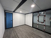 Maison conteneur pliable durable avec plans de 5 chambres, utilisation hôtelière, design moderne du milieu du siècle, construction en panneaux sandwich