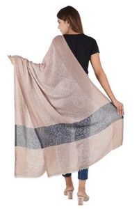 Écharpe en laine tissée élégante et légère pour femme, avec un tissu doux, un design long et enveloppant, et un confort optimal pour la superposition. - Product Image 3