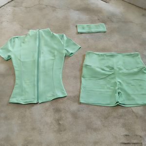 Ensemble de vêtements de sport pour femmes, veste de yoga à manches courtes zippée, short taille haute, ensemble de deux pièces pour la salle de sport, l'entraînement et le fitness - Product Image 3
