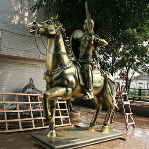 Maßgefertigte Außendekoration Lebensgroße Schild-Statue Antiker Römischer Krieger auf Pferd Fiberglas <span class=keywords><strong>Borghese</strong></span> Gladiator-Statue - Product Image 1