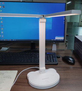 2025 mới bàn đèn điều khiển cảm ứng với chủ bút có thể điều chỉnh đôi <span class=keywords><strong>LED</strong></span> đầu USB bảng đèn tay cử chỉ cảm biến ánh sáng ban đêm - Product Image 4