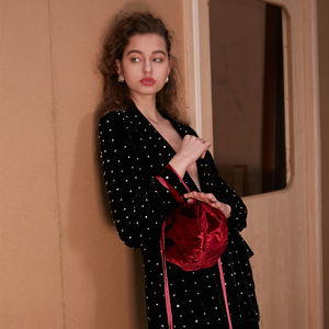 กระเป๋าหูรูดผ้าไหมกำมะหยี่แท้สำหรับฤดูหนาวโลโก้ปักลายแบบสัมผัสขนาด25นิ้ว - Product Image 6