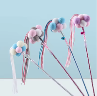 Bâton de jeu interactif pour chat coloré avec un ruban, une pampille, une boule douce perlée, un jouet pour chat en forme de queue et des autocollants pour chat