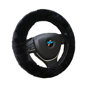 Couverture de <span class=keywords><strong>volant</strong></span> de voiture en fausse fourrure de mouton moelleux de style sport de 15 pouces Design élégant pour VW pour l'<span class=keywords><strong>hiver</strong></span> - Product Image 1