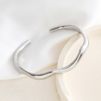 Bracelet ouvert en acier inoxydable 316L, design minimaliste à courbes fluides, couleurs or et argent 18K PVD, hypoallergénique, OEM