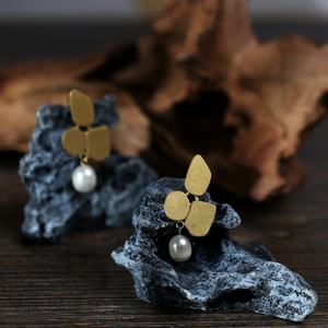 Aretes Huggie de Acero Inoxidable a Prueba de Agua, Personalizados al por Mayor, Chapados en Oro de 18K, Estilo Geométrico Vintage para Mujeres y Adolescentes - Product Image 5