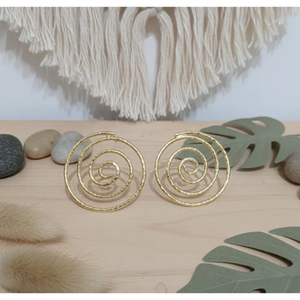 Pendientes Espirales Dorados Texturizados – Modernos Aros con Diseño de Remolino Hipnótico – Audaces Pendientes en Espiral Martillados - Product Image 3