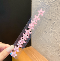 Ensemble de pinces à cheveux pour enfants pour tresser des mini-fleurs. Coiffure mignonne pour fille avec de petites tresses. Petites pinces à cheveux pour petites filles.