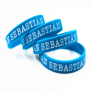 Bracelet en silicone personnalisé I Love San Sebastian en caoutchouc rempli de couleurs avec logo gravé pour cadeaux promotionnels - Product Image 3